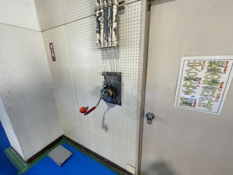 埼玉県　某小学校の屋内運動場　照明器具更新工事　施工中