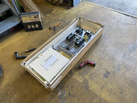 埼玉県越谷市　某自動車販売店の整備工場　電源増設工事